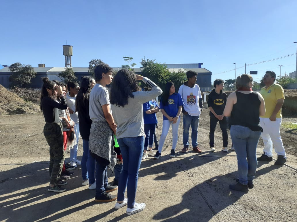 Estudantes atentos às explicações no pátio de compostagem da subprefeitura Lapa 